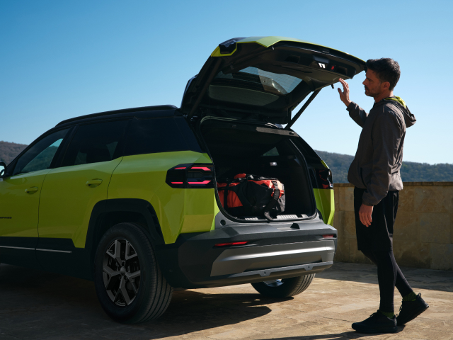 JEEP-COMPASS-J4U-MHEV-MY25-640X480-UP-TO-550L-CAPACITY